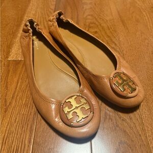 Tory Burch logo ballet flats
